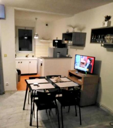 ein Wohnzimmer mit einem Esstisch und einer Küche in der Unterkunft Appartement d'une chambre avec jardin amenage a Amelie les Bains Palalda in Amélie-les-Bains-Palalda