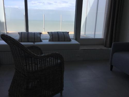 een woonkamer met een bank en een raam bij penthouse seafront in Oostende