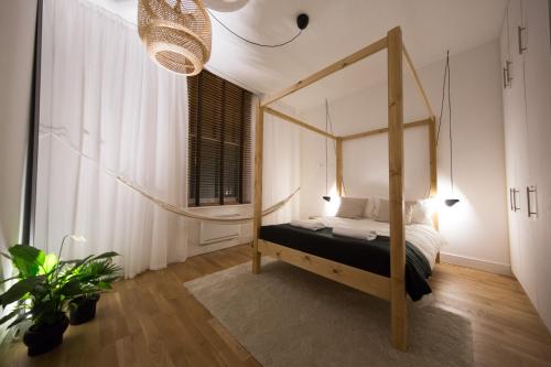 מיטה או מיטות בחדר ב-The Hammock Lodge, Holborn, by the Design Traveller