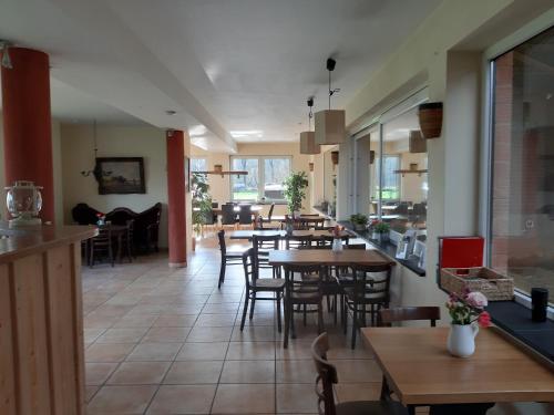 a dining room with tables and chairs in a restaurant at Apartments Luisenhof in Krefeld