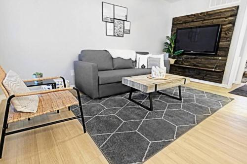 a living room with a couch and a coffee table at Global Cup The Alcove Dallas Near Downtown Fun Nightlife in Dallas