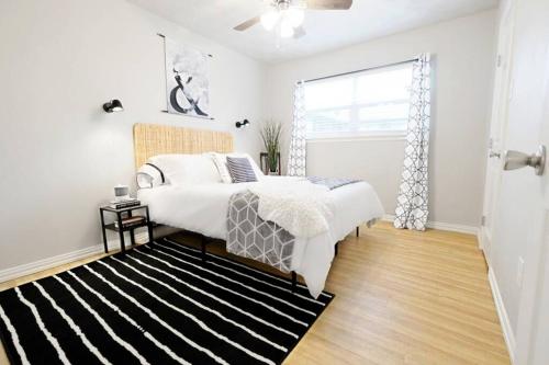 a bedroom with a bed and a black and white rug at Global Cup The Alcove Dallas Near Downtown Fun Nightlife in Dallas