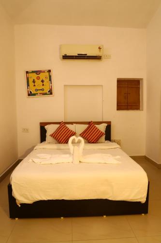 Ліжко або ліжка в номері TOURIST VILLAGE KHAJURAHO