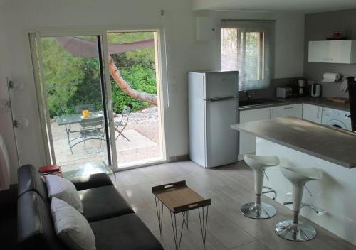 une cuisine et un salon avec un canapé et une table dans l'établissement Parfums de Provence 