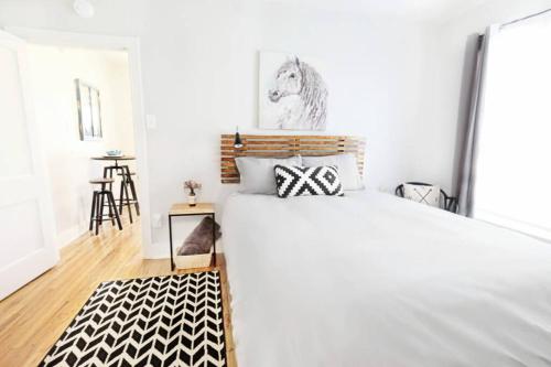 una camera con un letto e un tappeto bianco e nero di The Explorer's Hearth Lower-Greenville Ave Area a Dallas