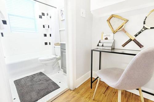 un bagno con una scrivania e una sedia di The Explorer's Hearth Lower-Greenville Ave Area a Dallas