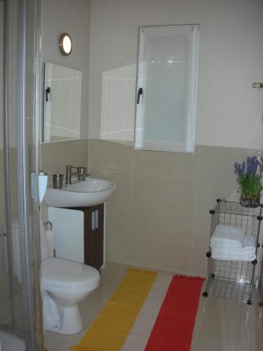 a bathroom with a toilet and a sink at DOM 4 POKOJE Z BASENEM BLISKO WARSZAWY in Józefów