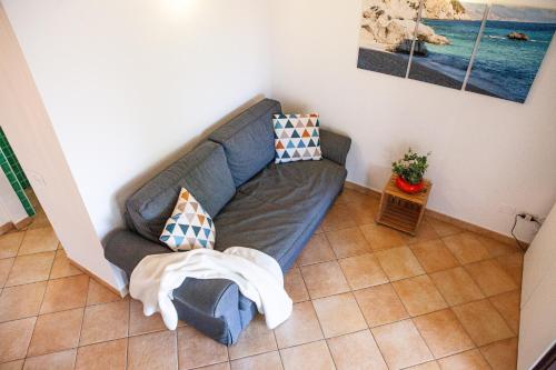 a living room with a couch and a table at DomoMea - Villetta Poseidone in Costa Rei