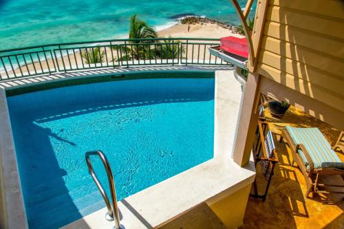 基督堂區的住宿－白沙海灘公寓酒店，一座背景海洋的游泳池