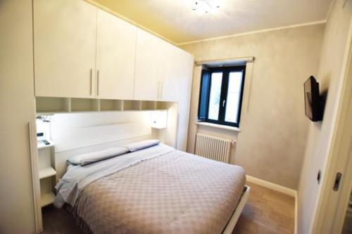 a small bedroom with a bed and a window at ...écche se dòrme in Castelvecchio Subequo