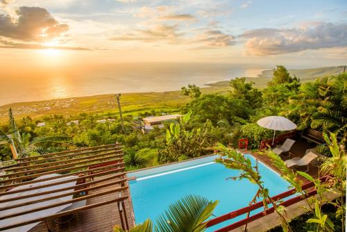 uma vista para o oceano a partir de uma villa com piscina em Ré Océan em Saint-Leu