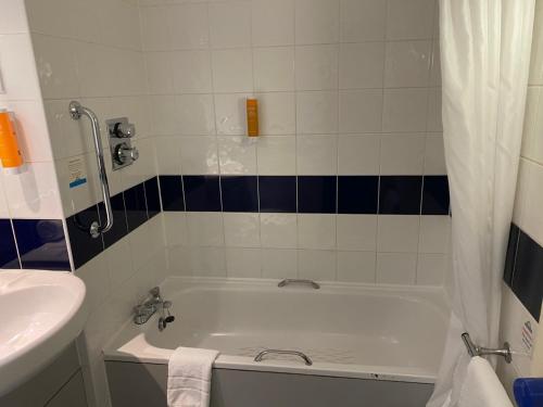 Ein Badezimmer in der Unterkunft Days Inn Michaelwood M5