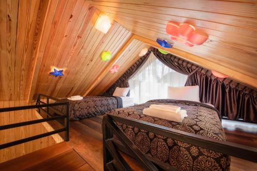 Mont Blanc Glamping Khao Yai tesisinde bir odada yatak veya yataklar