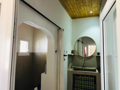 La salle de bains est pourvue d'un lavabo et d'un miroir. dans l'établissement Villa A.TIA, à Morondava