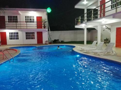 La alberca dentro o cerca de HOTEL REAL UCUM