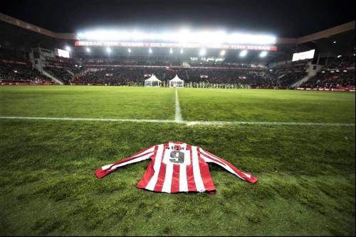 a shirt with the us flag on a soccer field at ALBOR II in Gijón