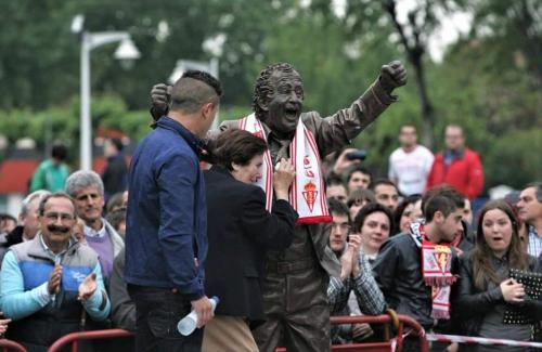 a statue of a man in a crowd of people at ALBOR II in Gijón