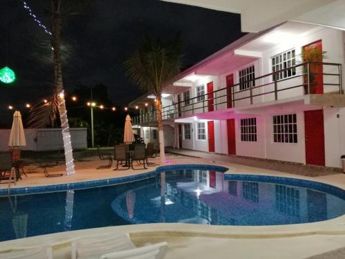 La alberca dentro o cerca de HOTEL REAL UCUM