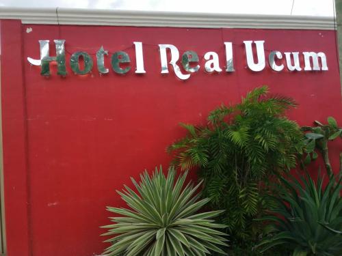 Un certificado, premio, letrero u otro documento en HOTEL REAL UCUM
