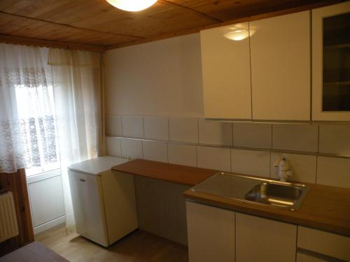 Kuchyň nebo kuchyňský kout v ubytování Dom Wczasowy Alga w Łazach pokoje i apartamenty
