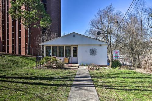 ノックスビルにある2 Mi to Downtown Knoxville Cozy Home with Patioの小白家屋