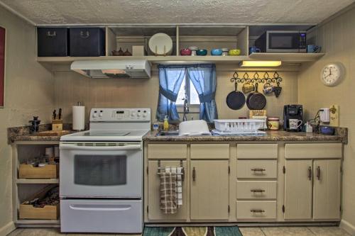 2 Mi to Downtown Knoxville Cozy Home with Patioにあるキッチンまたは簡易キッチン