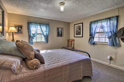 ノックスビルにある2 Mi to Downtown Knoxville Cozy Home with Patioのベッドと2つの窓がある寝室
