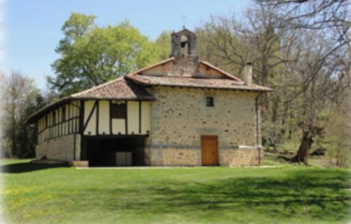 an old stone building with a tower on top at Caserio Arrigorri excelente ubicación jardín con barbacoa 14 plazas in Murguía