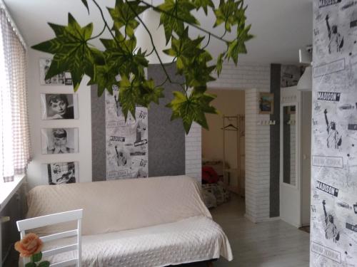 ein Schlafzimmer mit einem Bett und Pflanzen, die von der Decke hängen in der Unterkunft APARTAMENT JASNY NOCLEGI PŁOCK in Płock