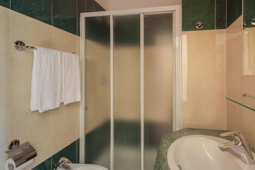 Ett badrum på Hotel Giorgina