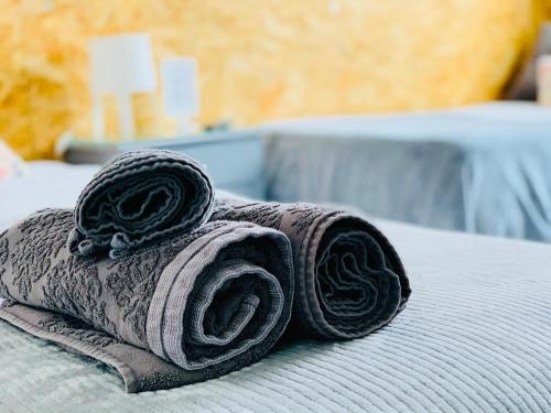 uma pilha de toalhas sentadas em cima de uma cama em Estudio 2 en centro Pontevedra em Pontevedra