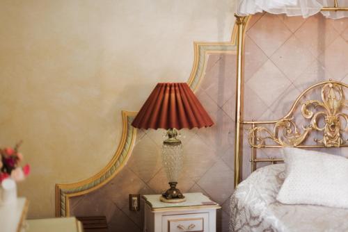 una camera da letto con un letto e una lampada sul comodino di Na-anché Hotel a Città di Oaxaca