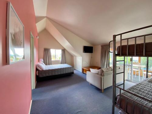 a bedroom with a bunk bed and a couch at Howards Mountain Lodge in National Park