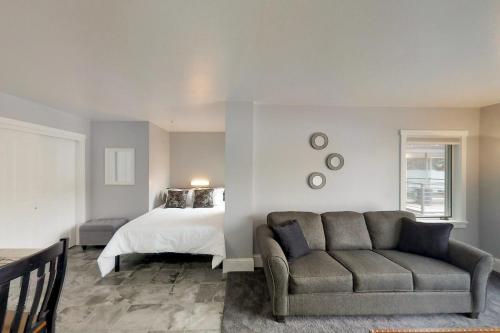 ein Wohnzimmer mit einem Sofa und einem Bett in der Unterkunft Rocky Mountain Lookout in Telluride