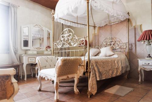 - une chambre avec un lit à baldaquin et une chaise dans l'établissement Na-anché Hotel, à Oaxaca
