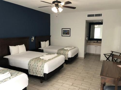Postel nebo postele na pokoji v ubytování Hotel las Margaritas Merida