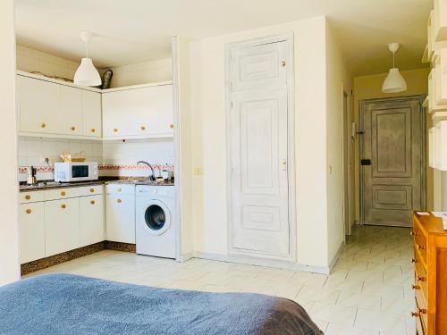 eine Küche mit einer Waschmaschine in einem Zimmer in der Unterkunft Estudio 4 en el centro de Pontevedra in Pontevedra