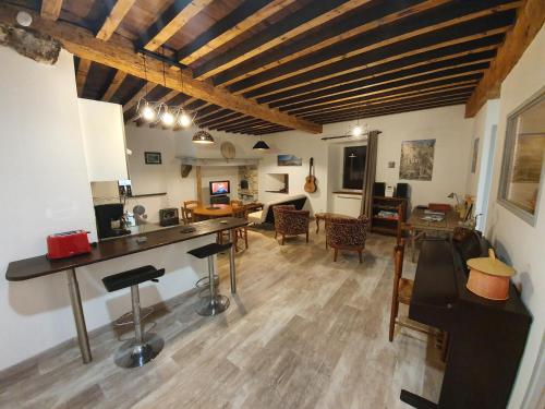 une cuisine et un salon avec une table et des chaises dans l'établissement Appartements 