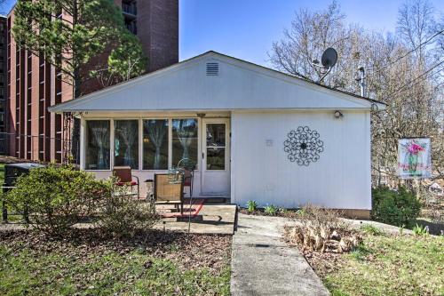 2 Mi to Downtown Knoxville Cozy Home with Patioにある庭