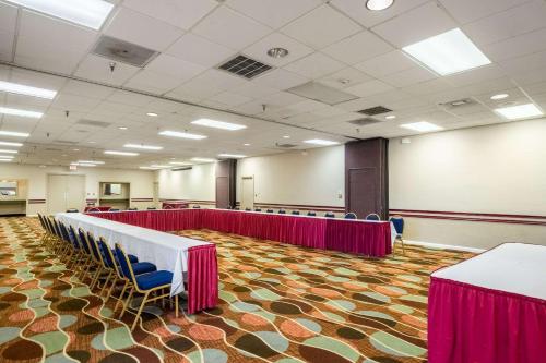 Lakeland Hotelにあるビジネスエリアまたは会議室