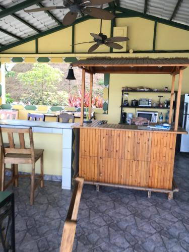 eine Küche mit einer Theke und einem Tisch in der Unterkunft La Terraza Verde in Drake