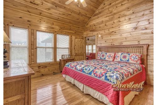 Ένα ή περισσότερα κρεβάτια σε δωμάτιο στο Above The Clouds Cabin