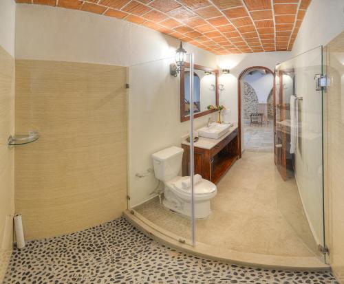 a bathroom with a toilet a sink and a shower at Hotel Santa Paula in Taxco de Alarcón