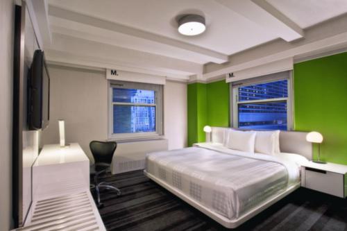 Cama ou camas em um quarto em Row NYC at Times Square