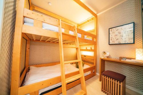 เตียงสองชั้นในห้องที่ kaguya asakusa Women only guest house