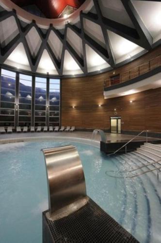 une grande piscine dans un grand bâtiment dans l'établissement Le cozy du soulan - T2 bis - soda, à Luchon
