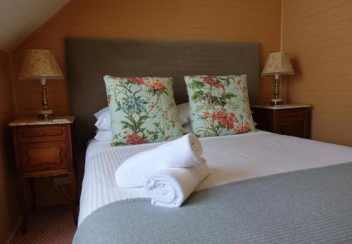 a bedroom with a bed with towels on it at Kurrara Historic Guest House in Katoomba