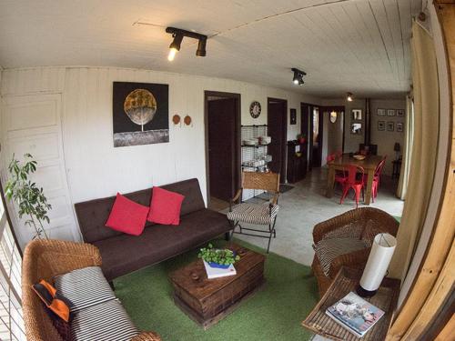 a living room with a couch and a table at Casa Campo Lindo in Olmué