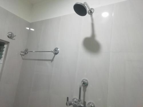 een badkamer met een douche en een spiegel aan de muur bij Manaslu Homestay in Kathmandu