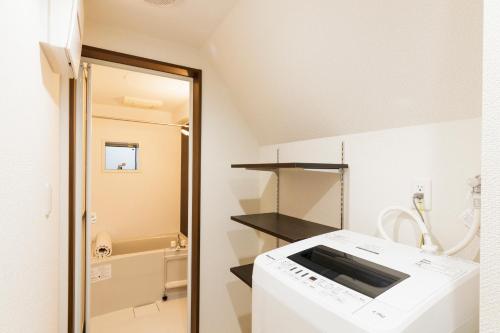 Bilik mandi di Crescent Moon Nakanoshimbashi